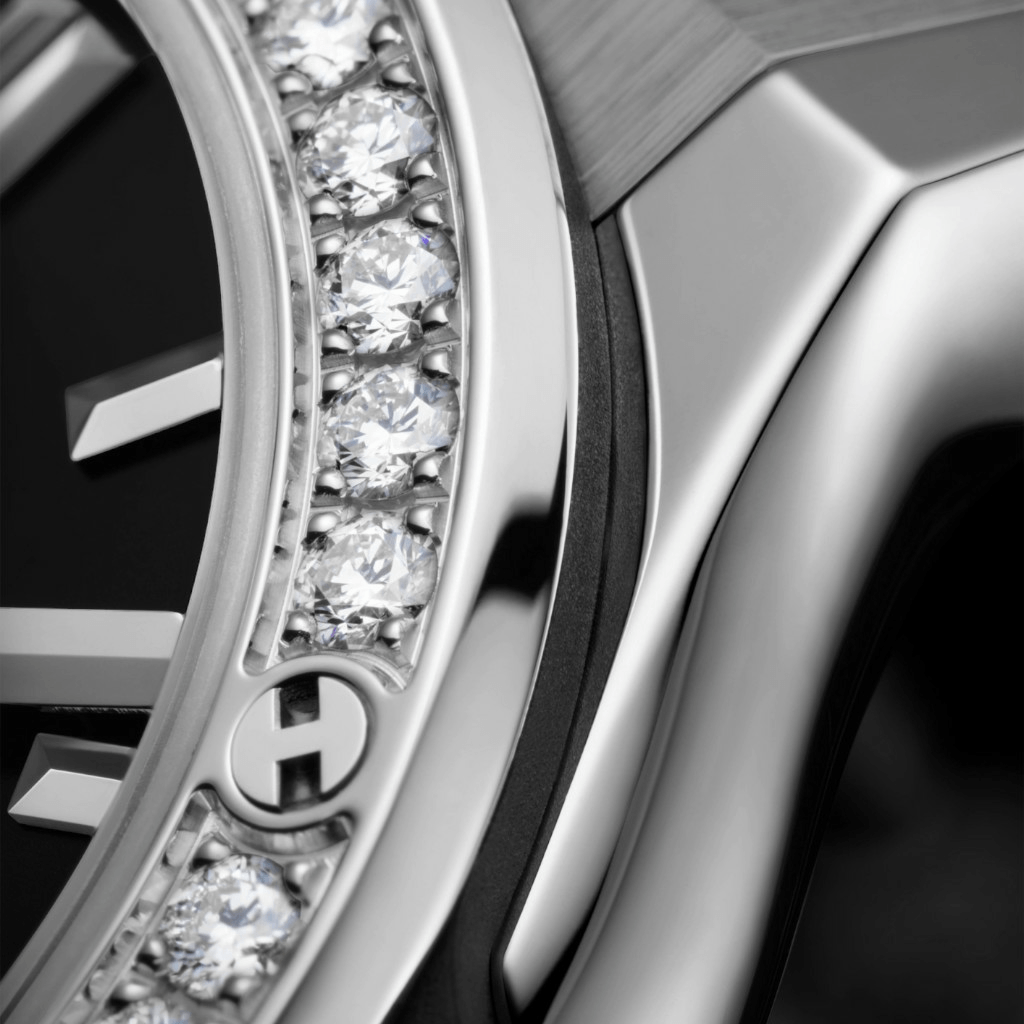 Hublot Classic Fusion Titanium Diamonds 33mm - 581.NX.1470.RX.1104 - #2 Hublot Classic Fusion Titanium Diamonds 33mm - 581.NX.1470.RX.1104 - #2