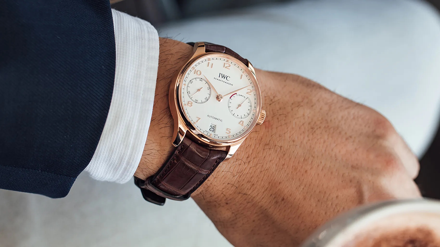 Het horloge en uw kostuum: Een combinatie van stijl Het horloge en uw kostuum: Een combinatie van stijl