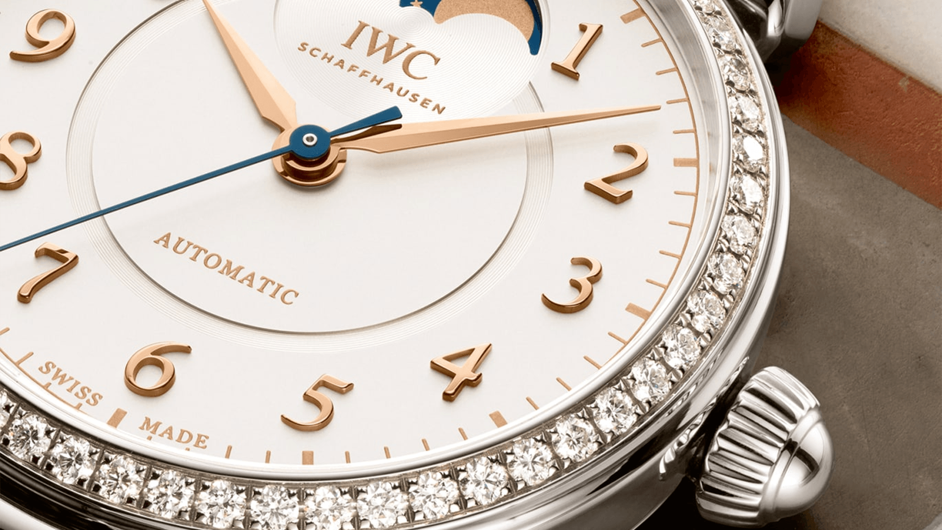 Het horloge met elegante ronde kast Het horloge met elegante ronde kast