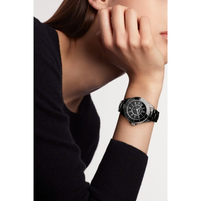 CHANEL J12 Black Classic 33mm - H5695 - #2 CHANEL J12 Black Classic 33mm - H5695 - #2